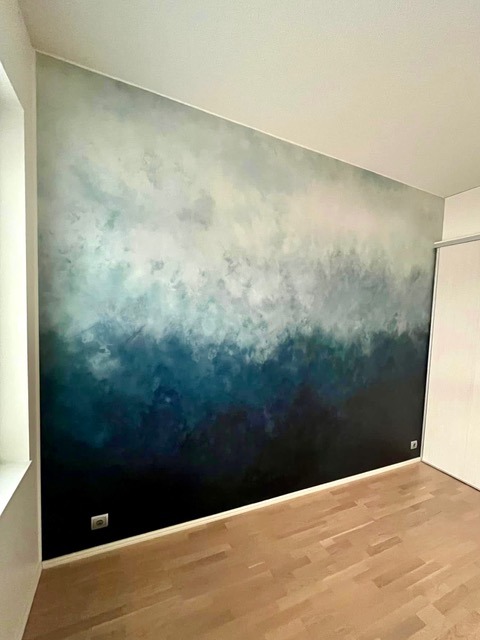 Ombre-efektiseinä makuuhuoneessa