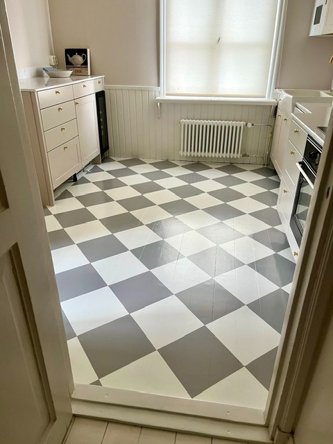 Ruudullinen lattia ja keittiön maalaus